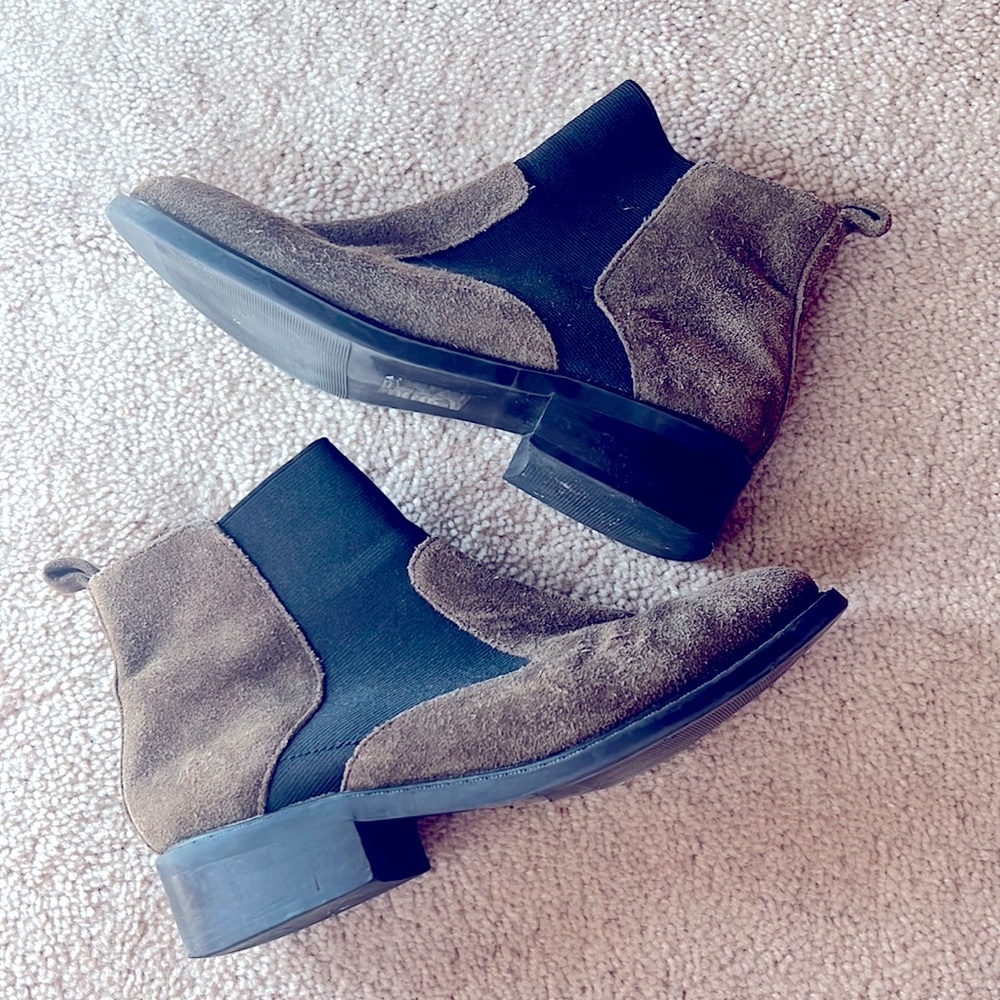 Adorable brown ankle boots